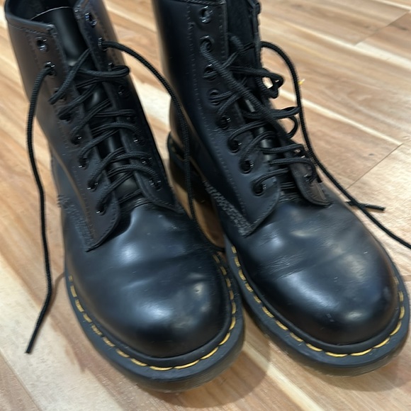 Doc marten 1460 black lace up 8 hole boots EUC size 7 US-M/ 38 EU / 8US-L - Picture 6 of 16